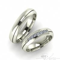 15. Witgouden trouwringen met diamant. Paar 1425.-