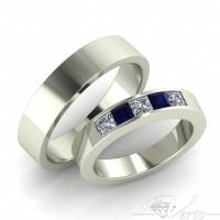 20. Witgouden trouwringen met princess diamant en saffier. Paar 2150.-