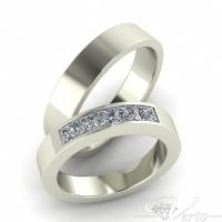 21. Witgouden trouwringen met diamant in princess slijpsel. Paar 2795.-