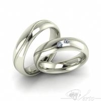 28. Witgouden trouwringen met diamant. Paar 920.-