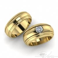 29. Geelgouden trouwringen met diamant. Paar 3750.-