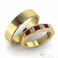 33. Geelgouden trouwringen met diamant princess en robijn carr�. Paar 1050.-