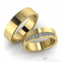 34.Geelgouden trouwringen met diamant. 1535.-