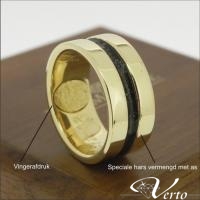 Gouden ring met vingerafdruk en as